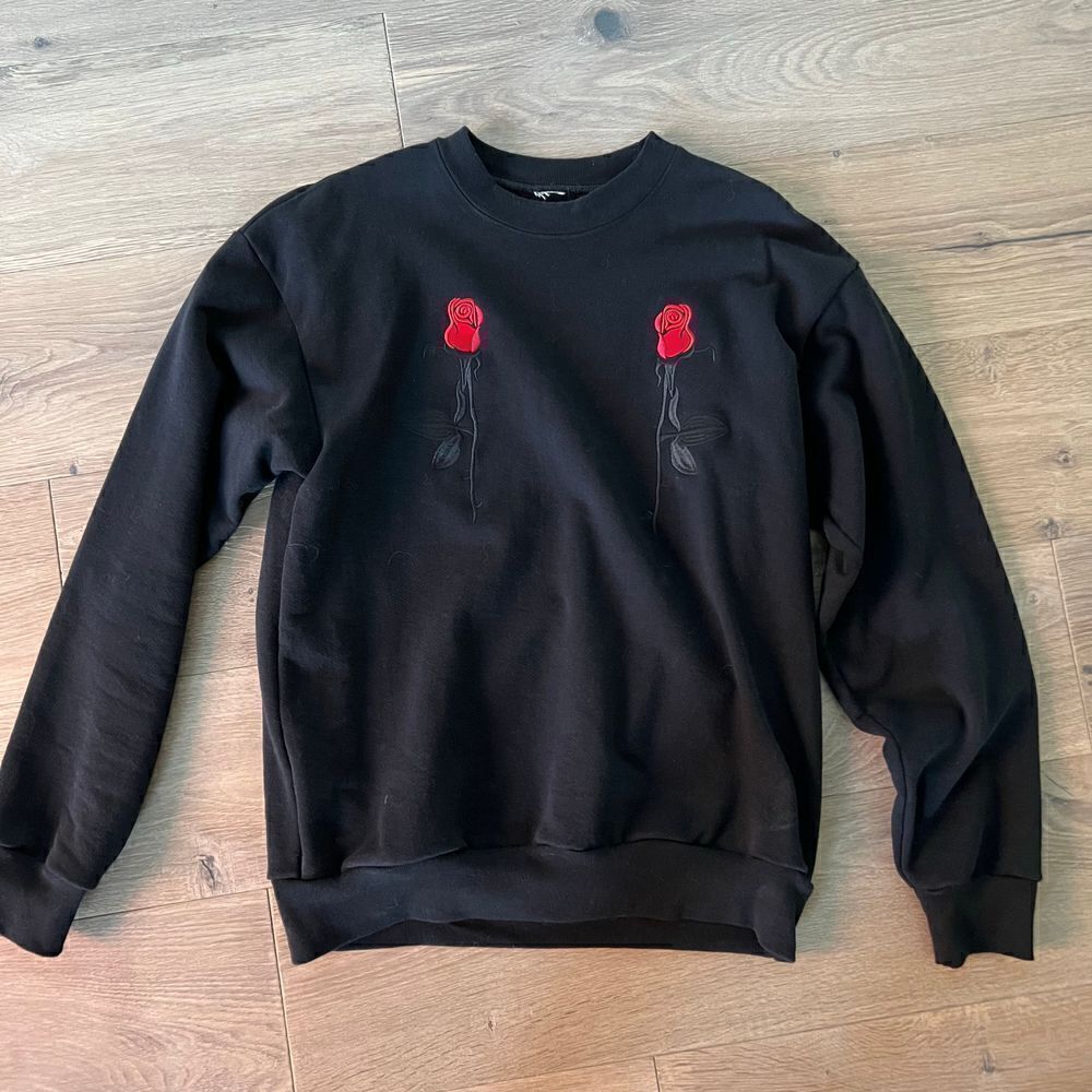 Black Scale Rose embroidered sweater Size M